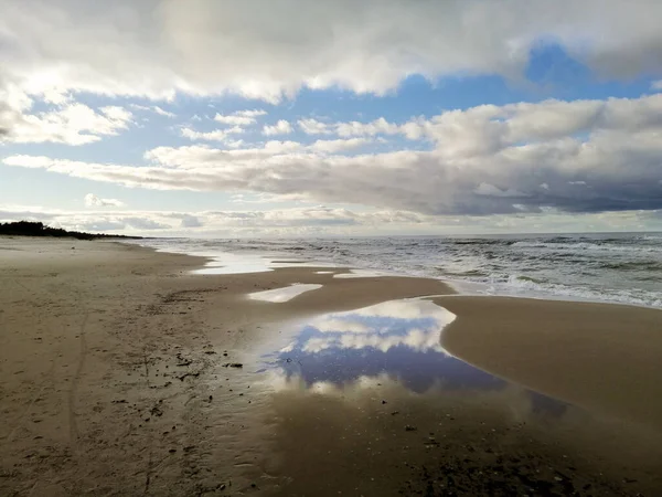 Polonya Bulutlu Bir Gökyüzünün Altında Büyüleyici Bir Deniz Manzarası — Stok fotoğraf