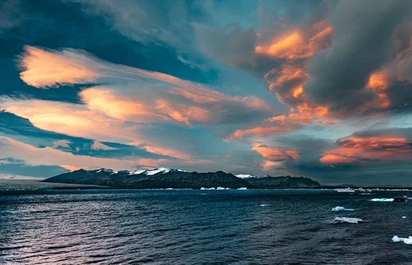 Ένα Όμορφο Πλάνο Της Γαλάζιας Θάλασσας Και Συννεφιασμένο Ουρανό — Φωτογραφία Αρχείου