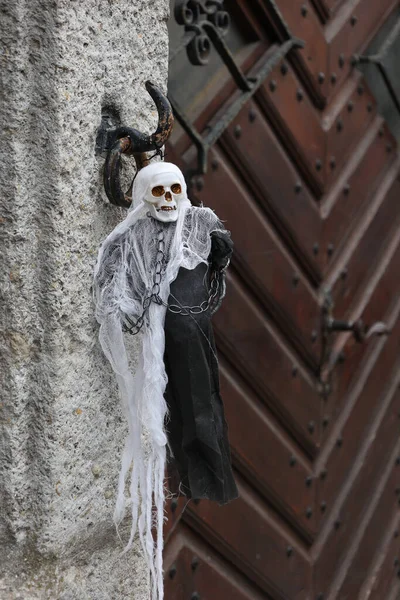 Pionowe Ujęcie Strasznej Dekoracji Halloween Ścianie Domu — Zdjęcie stockowe