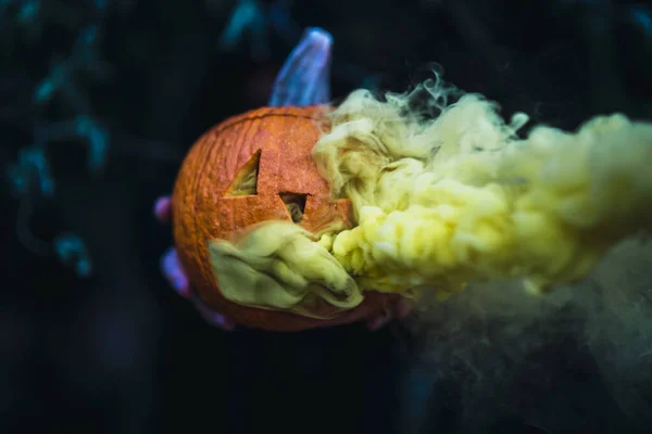 Hombre Sosteniendo Una Calabaza Tallada Con Humo Amarillo Saliendo Ella — Foto de Stock