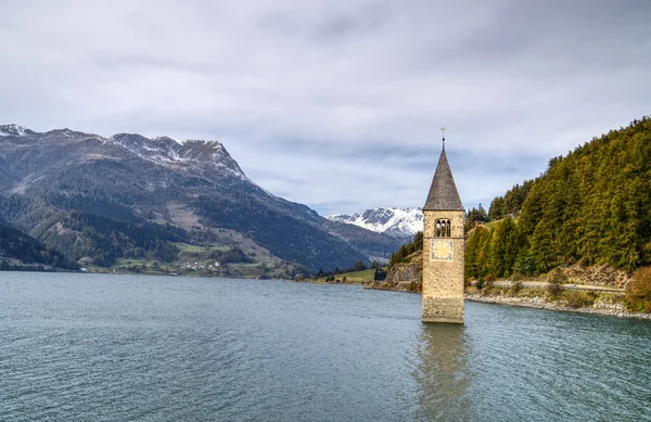 Torre Del Reloj Sumergido Reschensee Rodeado Colinas Tirol Del Sur —  Fotos de Stock