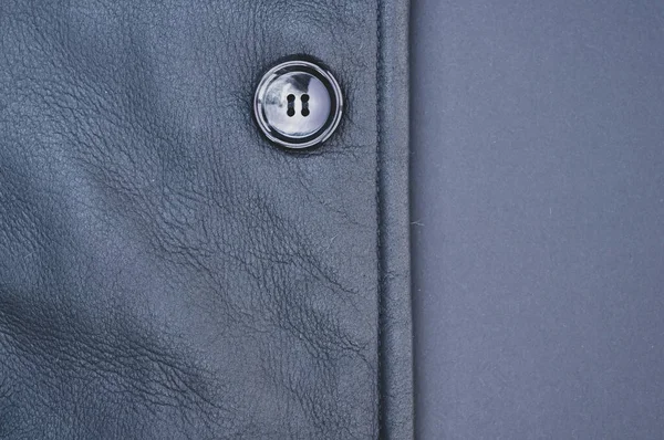 Eine Nahaufnahme Des Knopfes Einer Wunderschön Strukturierten Marineblauen Lederjacke — Stockfoto