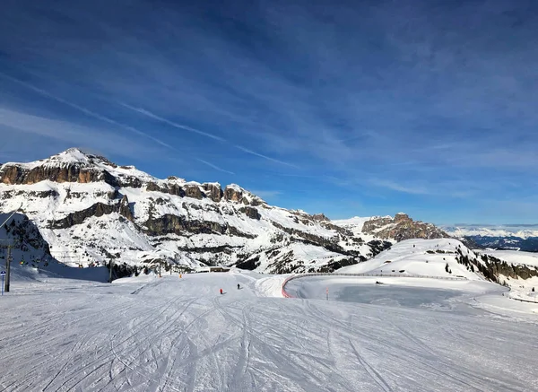 Een Prachtig Shot Van Besneeuwde Bergen — Stockfoto