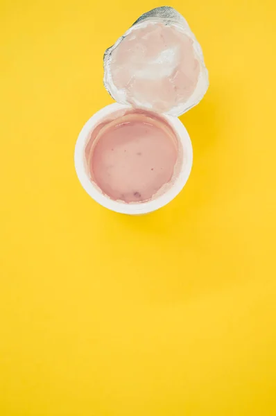 Tiro Vertical Recipiente Plástico Aberto Iogurte Frutas Uma Superfície Amarela — Fotografia de Stock