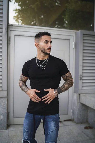 Hombre Tatuado Sexy Con Una Camisa Negra Apretada Vaqueros Pie — Foto de Stock