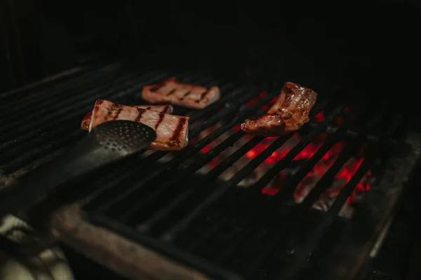 グリルで焼いた牛ステーキのクローズアップ — ストック写真