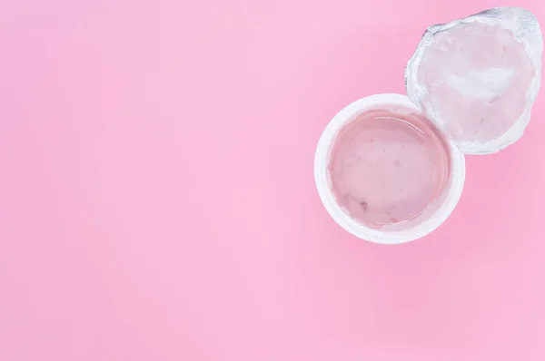 Uma Vista Superior Recipiente Plástico Aberto Iogurte Frutas Uma Superfície — Fotografia de Stock