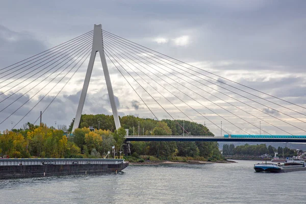 Neuwi Německo Září 2019 Dvě Transportní Lodě Před Mostem Přes — Stock fotografie