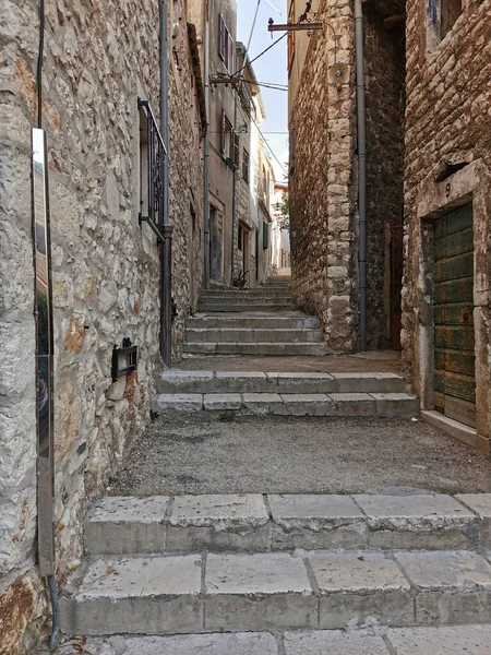 アドリア海の観光都市 シベニク クロアチアその狭い通りで 古い石や階段 — ストック写真