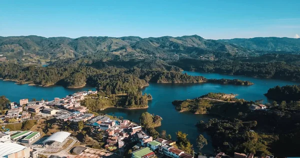 Luftaufnahme Einer Stadt Penol Guatape Kolumbien Bei Klarem Himmel — Stockfoto