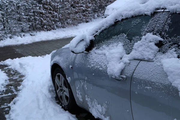 Zaparkované Stříbrné Auto Pokryté Bílým Sněhem Během Zimy — Stock fotografie