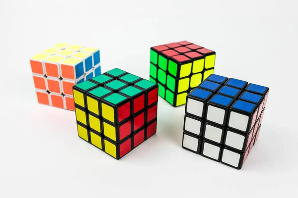 Los Cubos Coloridos Rubik Sobre Fondo Blanco — Foto de Stock