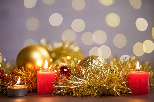 Una Vista Las Luces Velas Rojas Con Adornos Navidad Mesa — Foto de Stock