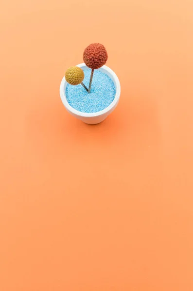 Colpo Verticale Angolo Alto Fiore Artificiale Uno Sfondo Arancione Isolato — Foto Stock