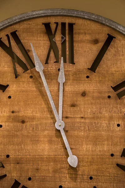 Primer Plano Vertical Reloj Madera Que Cuenta Los Últimos Momentos —  Fotos de Stock