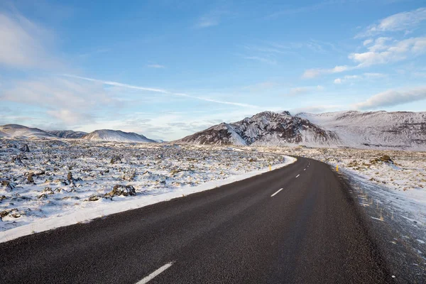 Uma Bela Foto Uma Estrada Uma Paisagem Montanhosa Nevada Snaefellsnes — Fotografia de Stock