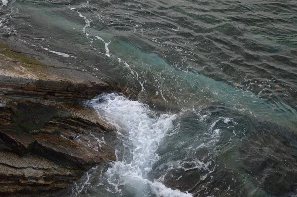 Ένα Κοντινό Πλάνο Βράχων Στη Θάλασσα — Φωτογραφία Αρχείου
