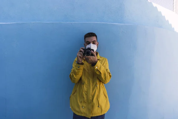 Jovem Fotógrafo Usando Uma Máscara Facial Uma Jaqueta Amarela Tirando — Fotografia de Stock