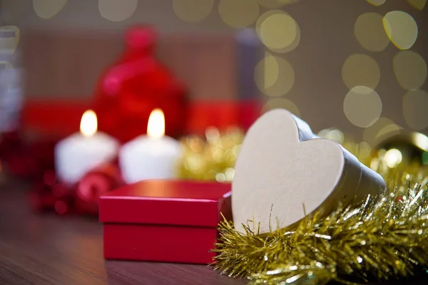 ハート型の箱のクローズアップショットで テーブルの上には他のクリスマスの装飾が施されています — ストック写真