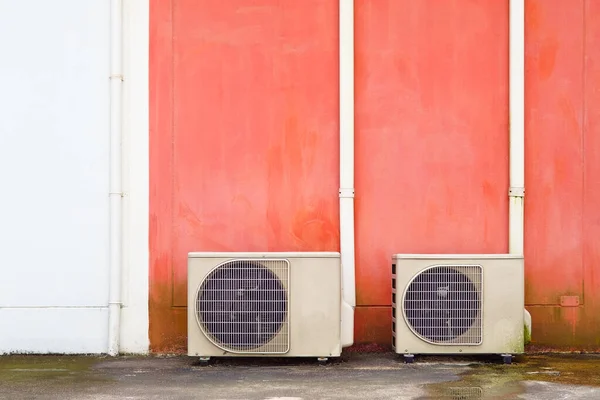 冷凝器空调器的室外冷凝器 其铜管上覆盖着白色装饰聚氯乙烯导管 — 图库照片