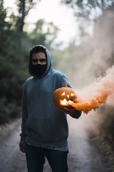 Vertikal Bild Man Som Håller Snidad Pumpa Med Orange Rök — Stockfoto