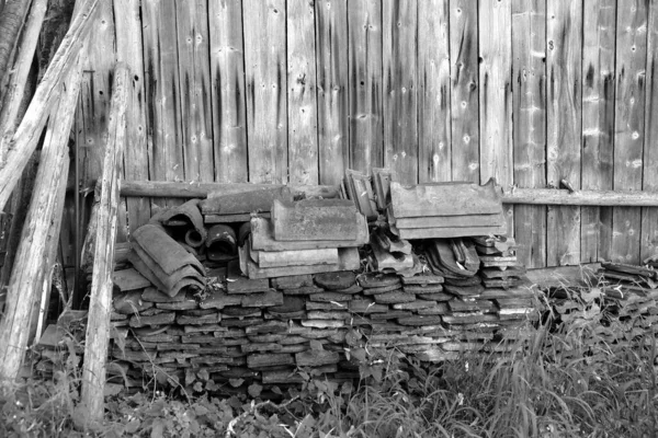 Szary Kadr Drewnianych Desek Pokryć Dachowych Pobliżu Starej Stodoły Polu — Zdjęcie stockowe