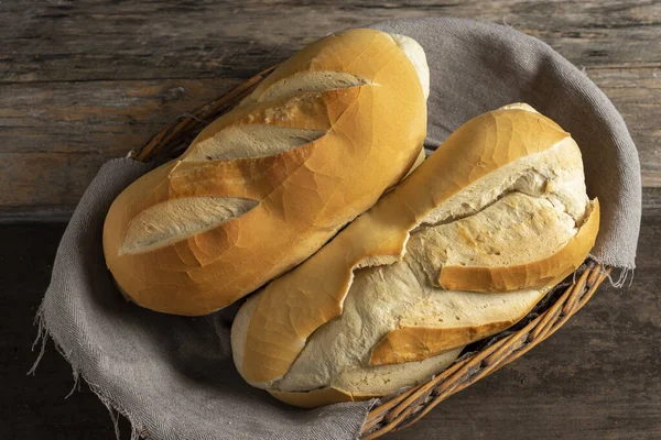 Pão Baguete Recém Assado Uma Cesta — Fotografia de Stock