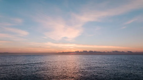 Een Prachtig Uitzicht Roze Wolken Bij Zonsondergang Een Zeegezicht — Stockfoto