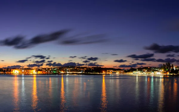 古巴马坦萨斯海滨城市平静的水面上戏剧性的灯光反射 — 图库照片