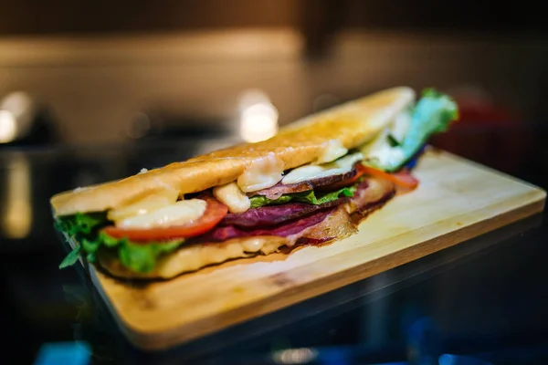 木製ボード上のサンドイッチの選択的なフォーカスショット — ストック写真