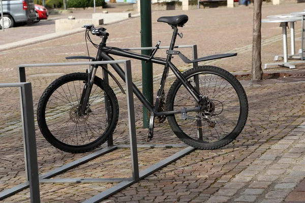 Ein Fahrrad Das Der Absperrung Einer Straße Aus Keramikgranit Befestigt — Stockfoto