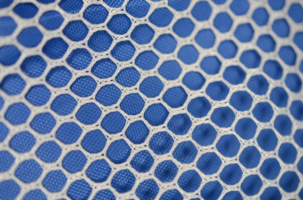 蓝色塑料橡胶表面的白网 — 图库照片