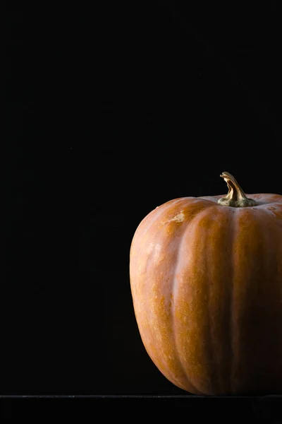 Una Toma Vertical Una Calabaza Sobre Fondo Negro — Foto de Stock