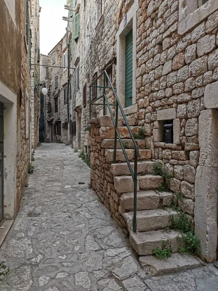 Вертикальный Снимок Старых Узких Улочек Каменных Лестниц Шибенике Хорватия — стоковое фото