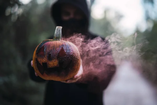 Hombre Sosteniendo Una Calabaza Tallada Con Humo Rojo Concepto Halloween — Foto de Stock