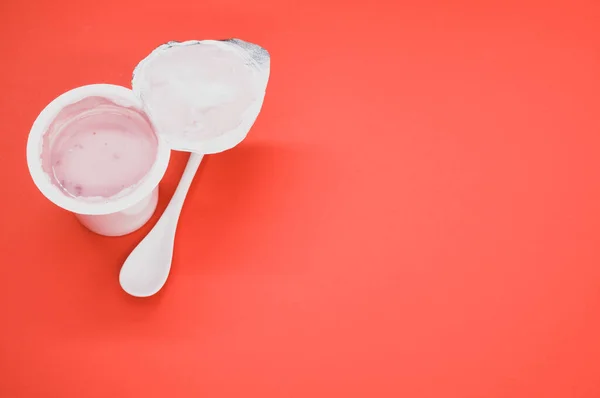 Tiro Alto Ângulo Recipiente Plástico Aberto Iogurte Frutas Uma Colher — Fotografia de Stock