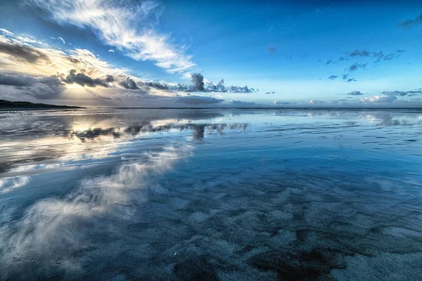 Een Landschap Van Zee Onder Een Blauwe Bewolkte Hemel Ochtend — Stockfoto