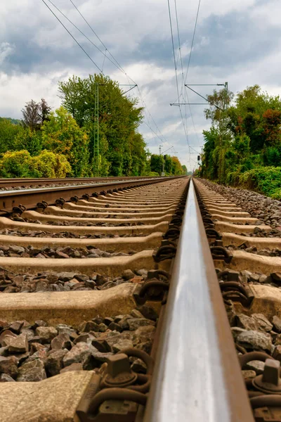 Close Trilhos Ferroviários Que Levam Diretamente Para Frente Para Infinito — Fotografia de Stock