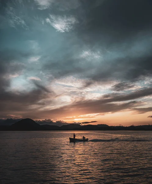 Sebuah Gambar Vertikal Dari Orang Orang Perahu Layar Dalam Air — Stok Foto