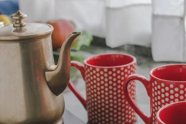 Een Close Shot Van Rode Gestippelde Mokken Een Theepot Tafel — Stockfoto