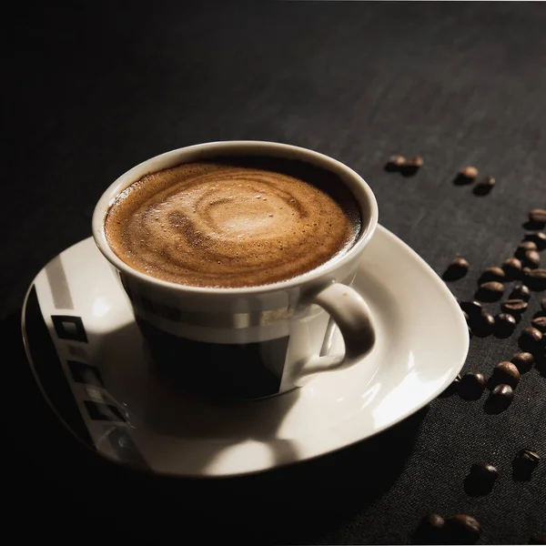 Una Toma Vertical Una Taza Café Con Granos Café — Foto de Stock