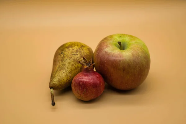 ザクロ リンゴ 桃の背景に隔離された梨のトップビューのショット — ストック写真