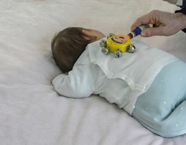 Motorisk Kompetens Klass Och Tidig Stimulering Med Baby Färgglada Leksaker — Stockfoto