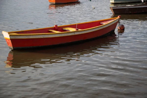 Plan Rapproché Bateau Rouge Sur Cours Eau Jour — Photo