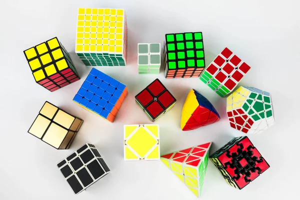 Красочные Кубики Рубика Белом Фоне — стоковое фото