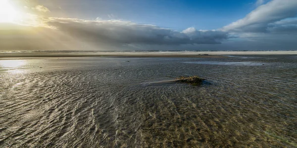 Güneşin Altında Bir Denizin Geniş Açılı Görüntüsü Sabahları Mavi Bulutlu — Stok fotoğraf