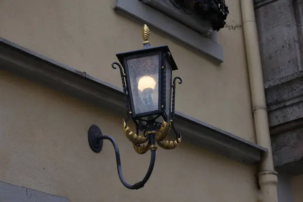 通りの古い街灯のクローズアップショット — ストック写真