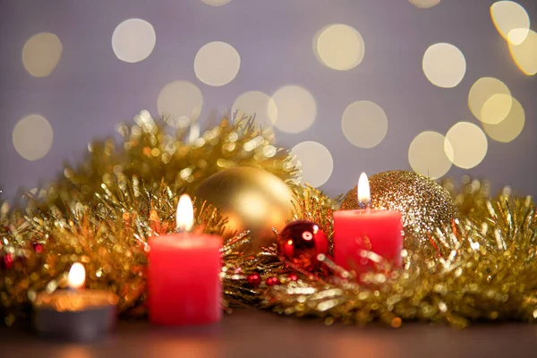 Una Vista Las Luces Velas Rojas Con Adornos Navidad Mesa —  Fotos de Stock