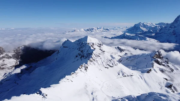 Een Adembenemende Opname Van Piek Van Besneeuwde Alpen Bedekt Door — Stockfoto