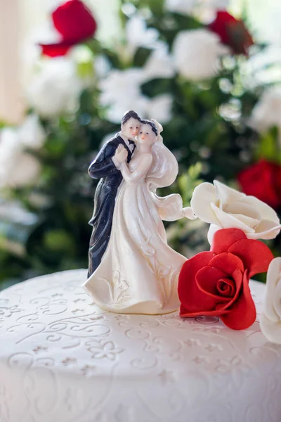 Вертикальний Знімок Весільного Торта Прикрашений Квітами Статуеткою Пари — стокове фото
